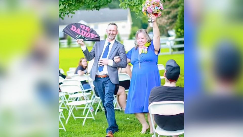 Ehrenamtlicher Ersatz-Vater: Dan Blevins hilft Paaren bei LGBTQ-Hochzeiten