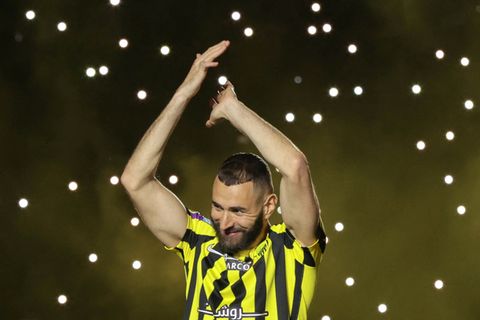 Karim Benzema bedankt sich bei den Fans in Dschidda für den großen Willkommens-Show
