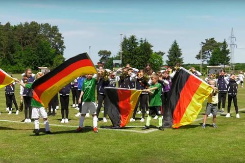 Kinderchor beim Musikvideodreh mit Flaggen
