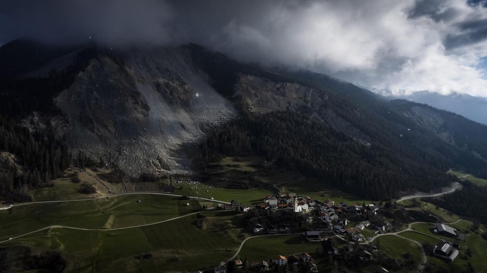 So sah es in Brienz noch im April aus. Fels war bereits abgegangen, lag aber noch etwas vom Dorf entfernt. So sah es in Brienz noch im April aus. Fels war bereits abgegangen, lag aber noch etwas vom Dorf entfernt.