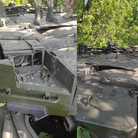 Russische Soldaten bei dem Wrack eines Leopard 2A4