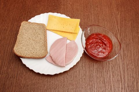 Teller mit Brot, Schinken und Käse