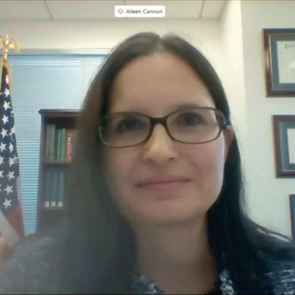 Aileen Cannon legt ihren Eid ab, bevor sie vor dem Justizausschuss des US-Senats aussagt