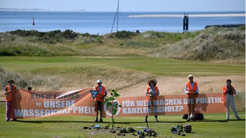 Aktivisten der Letzten Generation auf einem Golfplatz auf Sylt