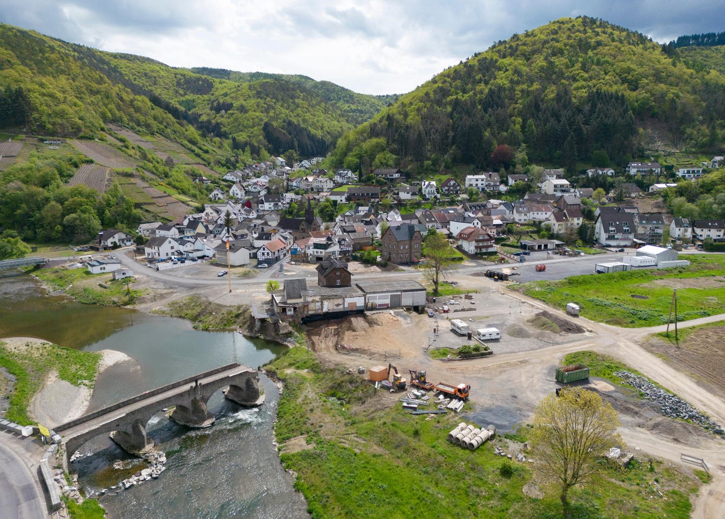 Das Ahrtal mit immer noch zerstörte historische Bogenbrücke im Mai 2023 Das Ahrtal mit immer noch zerstörte historische Bogenbrücke im Mai 2023