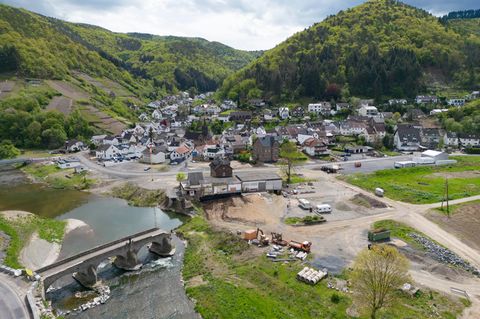 Das Ahrtal mit immer noch zerstörte historische Bogenbrücke im Mai 2023