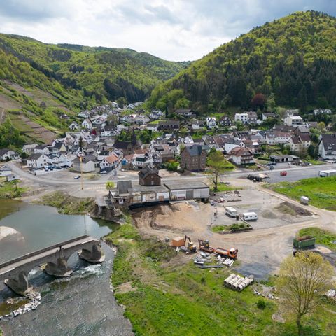 Das Ahrtal mit immer noch zerstörte historische Bogenbrücke im Mai 2023