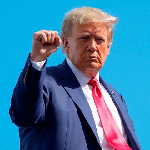 Donald Trump, ehemaliger Präsident der USA, gestikuliert, bevor er sein Privatflugzeug am Miami International Airport besteigt