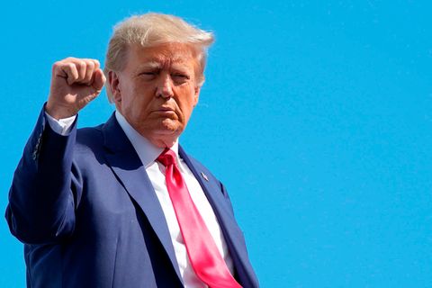 Donald Trump, ehemaliger Präsident der USA, gestikuliert, bevor er sein Privatflugzeug am Miami International Airport besteigt