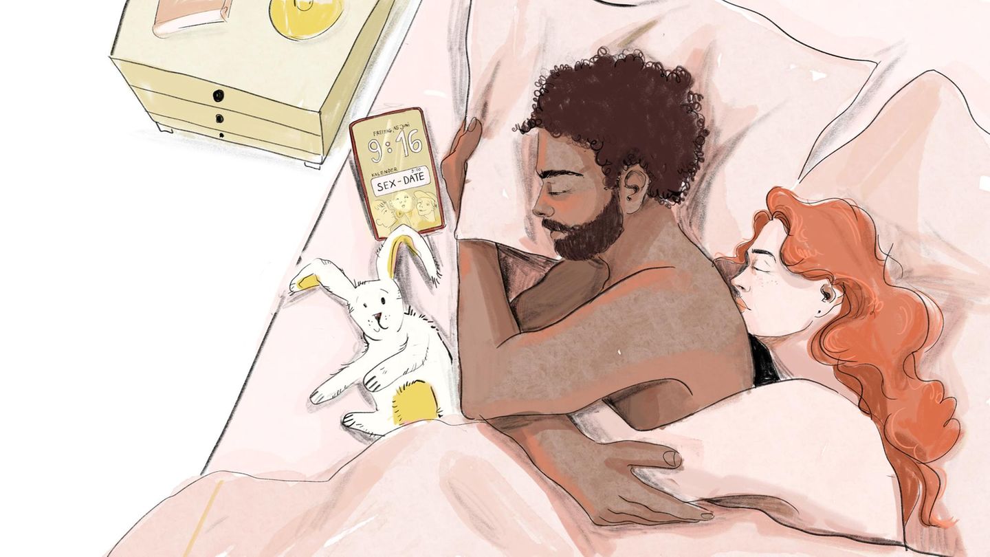 Tina Molin Kolumne - Sex über 40 - Streicheln Diese Illustration zeigt ein Paar, das in einem Bett liegt. Eine Frau umarmt einen Mann von hinten.
