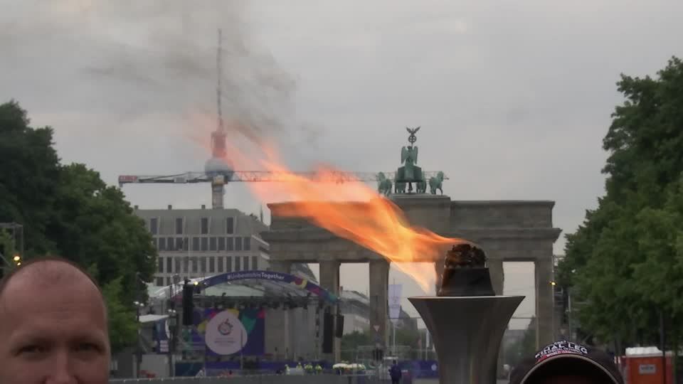Video: Olympisches Feuer erreicht Berlin für Special Olympics