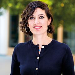 Naika Foroutan Naika Foroutan schaut in die Kamera