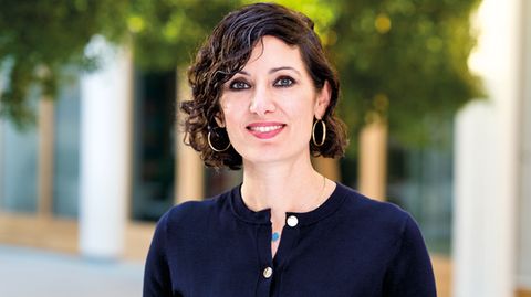 Naika Foroutan schaut in die Kamera
