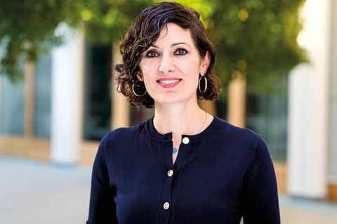 Naika Foroutan schaut in die Kamera