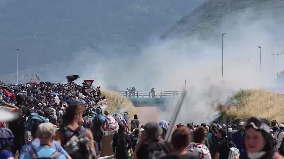 Video: Friedliche Proteste gegen Bahntrasse schlagen in Gewalt um