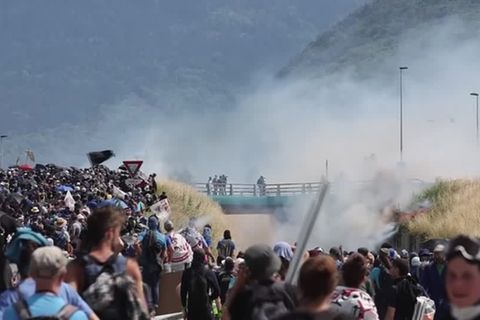 Video: Friedliche Proteste gegen Bahntrasse schlagen in Gewalt um