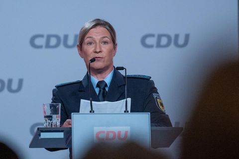 Eisschnellläuferin Claudia Pechstein bei ihrer Rede in Berlin