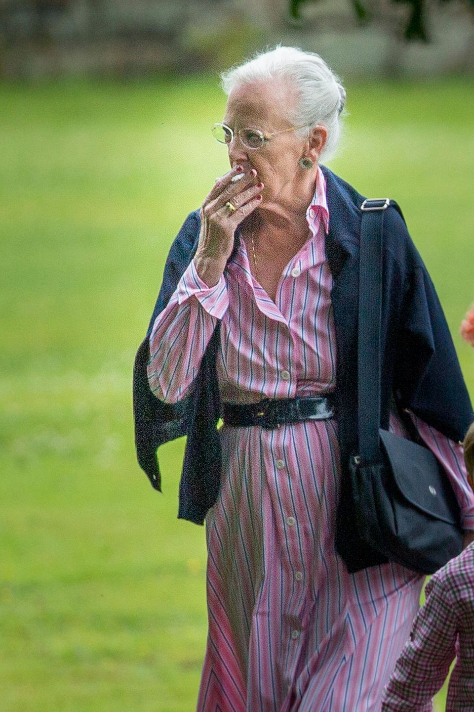 So kennen viele Menschen in Dänemark ihre Königin: Margrethe II. rauchend So kennen viele Menschen in Dänemark ihre Königin: Margrethe II. mit Zigarette im Mund