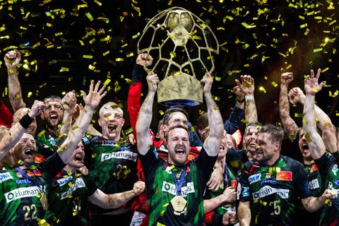 Die Spieler des SC Magdeburg um Christian O'Sullivan jubeln mit dem Pokal