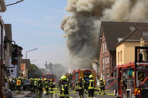 Ein Motorradladen ist in Sankt Augustin im Rhein-Sieg-Kreis in Brand geraten