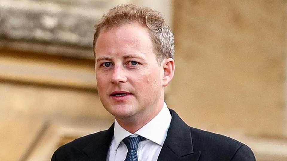 Guy Pelly, kurze blonde Haare, schwarzer Anzug. Der Patenonkel von Prinz Louis