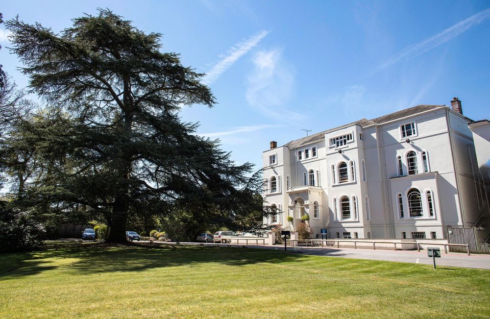 Alter weißer Bau unter blauem Himmel: Prinz Louis Schule in Berkshire