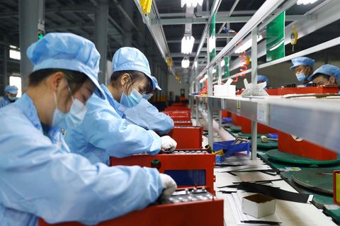 Chinesische Arbeiterinnen in einer Lithium-Batterie-Fabrik (Archivbild)