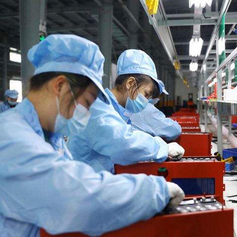 Chinesische Arbeiterinnen in einer Lithium-Batterie-Fabrik (Archivbild)