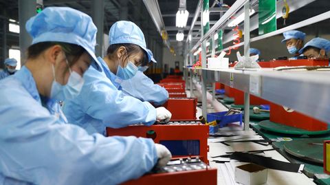 Chinesische Arbeiterinnen in einer Lithium-Batterie-Fabrik (Archivbild)