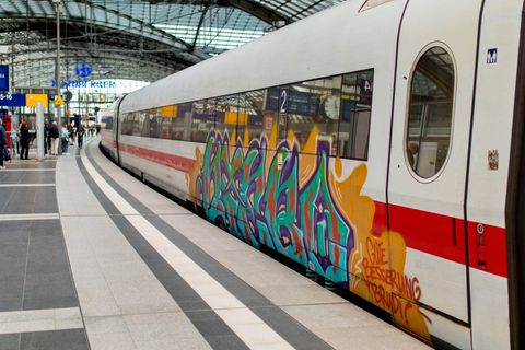 ICE-Zug mit buntem Graffiti