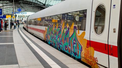 ICE-Zug mit buntem Graffiti
