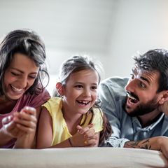 Vater, Mutter und Tochter lachen