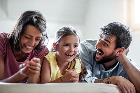 Vater, Mutter und Tochter lachen
