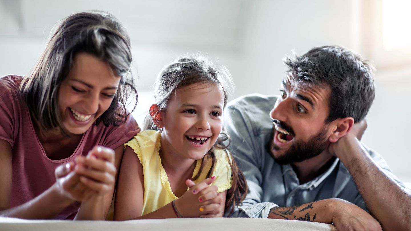 Vater, Mutter und Tochter lachen