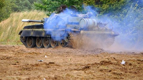 Ein Panzer vom Typ T-54/55 wurde zur rollenden Bombe umgebaut