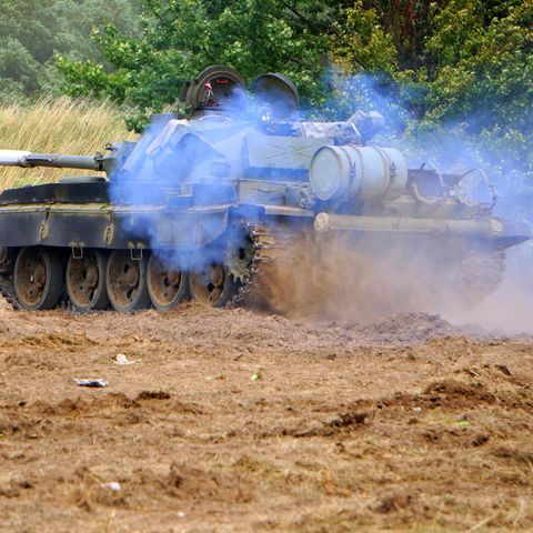 Ein Panzer vom Typ T-54/55 wurde zur rollenden Bombe umgebaut