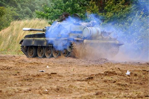 Ein Panzer vom Typ T-54/55 wurde zur rollenden Bombe umgebaut