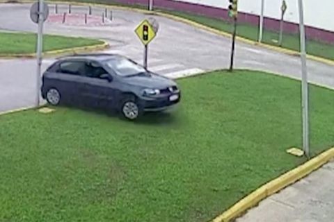 Argentinien: Fahrschülerin poltert über Übungsplatz – am Ende liegt der Wagen auf der Seite