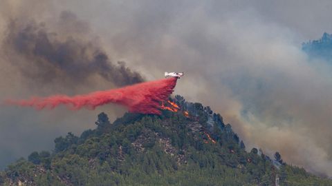 Sommer 2022 in Spanien: Ein Löschflugzeug bekämpft in Castellgali in der Provinz Barcelona Waldbrände mit einem Löschmittel