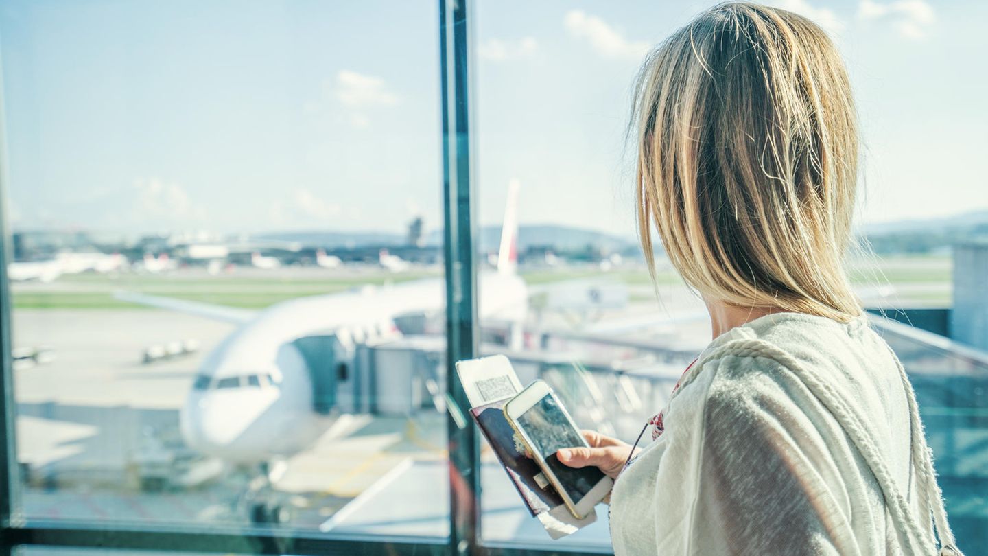 Passagierin wartet am Flughafen