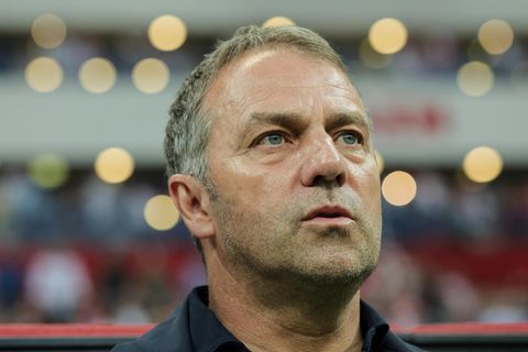 Hansi Flick schaut nach oben