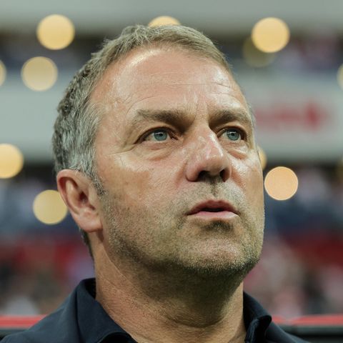 Hansi Flick schaut nach oben