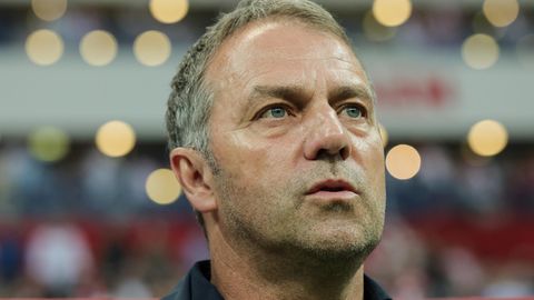 Hansi Flick schaut nach oben
