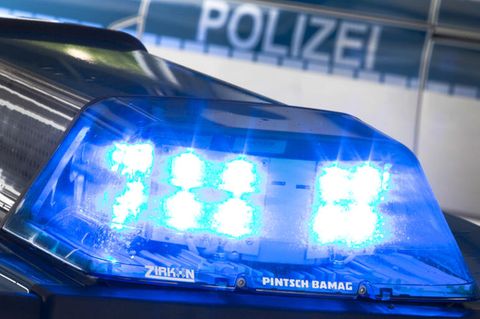 Die Polizei hat in Peine einen Mann festgenommen, der einen anderen mit einer Armbrust verletzt haben soll (Symbolbild).