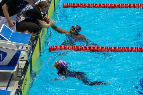 Special Olympics: Esmeralda Encarnacion Despiau schwimmt gemeinsam mit Sara Ghandoura ins Ziel