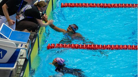Special Olympics: Esmeralda Encarnacion Despiau schwimmt gemeinsam mit Sara Ghandoura ins Ziel