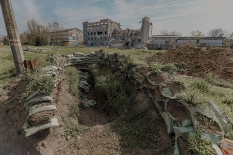 Hier ein Schützengraben in Kherson, Ukraine April 18, 2023
