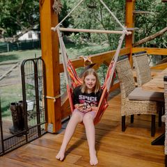 Yara Ullrich, ein zwölfjähriges Mädchen sitzt in einer Hängematte