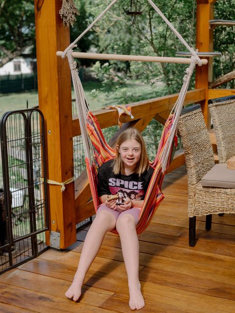 Yara Ullrich, ein zwölfjähriges Mädchen sitzt in einer Hängematte