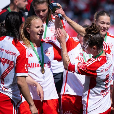  Die Spielerinnen des FC Bayern München jubeln über ihren fünften deutschen Meistertitel